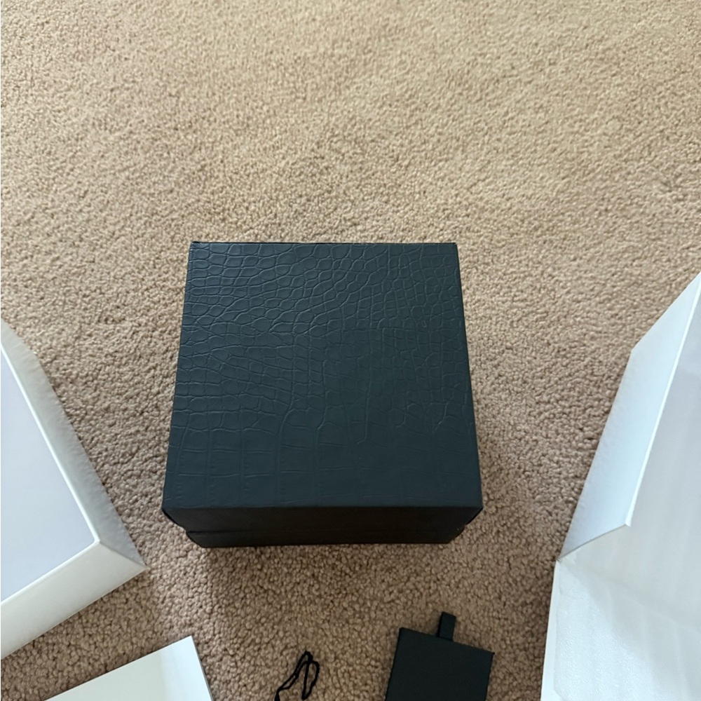 GV2 Women’s or Men’s Watch Box for Storage or Display. Empty. - Picture 9 of 15